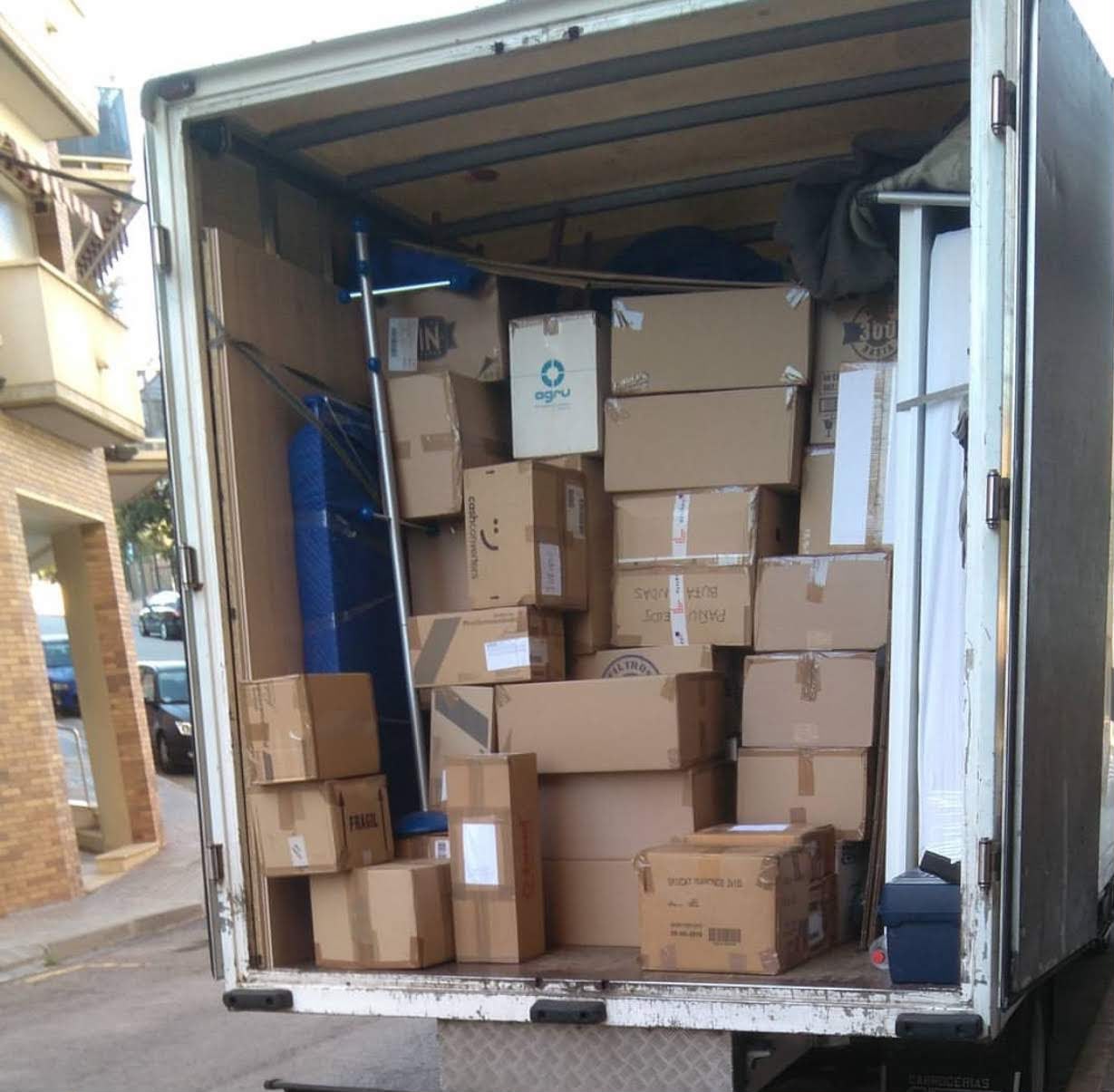 Interior de un camión de mudanzas cargado con cajas ordenadas