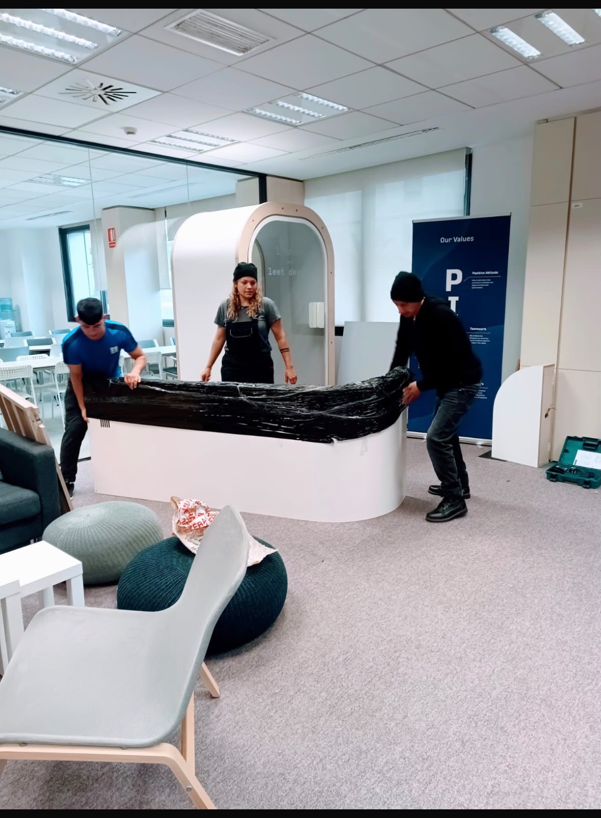 Equipo de Grupo Mudatrans protegiendo un mostrador en una mudanza de oficina