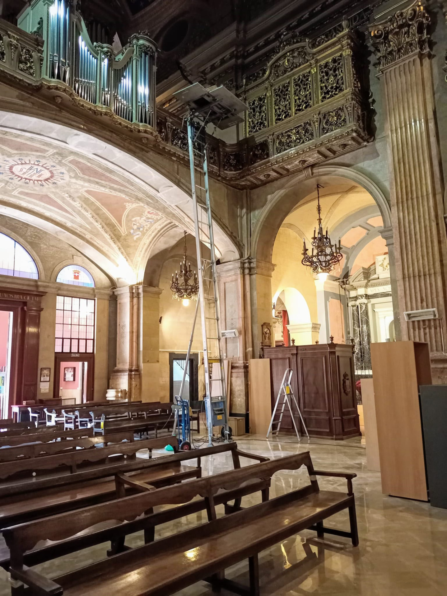 Montacargas instalado en el interior de una iglesia durante un traslado de mobiliario